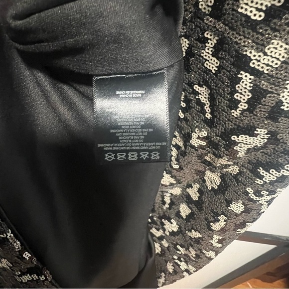 Belle Badgley Mischka Silver Gray
Sequin Leopard Cocktail V-Neck
Party D… - Picture 6 of 7